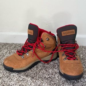 NWOT Columbia Newton Ridge Hiking Boots